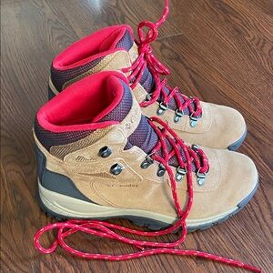 Columbia Women’s Newton Ridge Plus Waterproof Amped Hiking Boot 7W